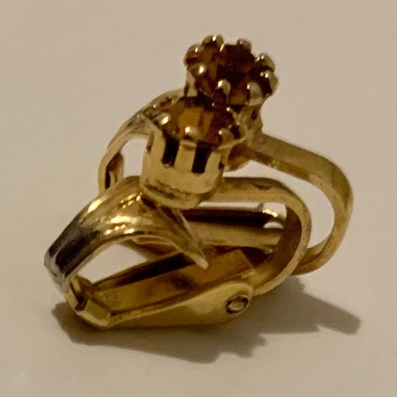 VINTAGE Clip Ons Earrings Topaz Color Stones
Clip On Gold Tone Earrings - Picture 12 of 16